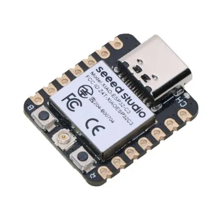 Seeed Studio XIAO ESP32-C3 ferde nézetben USB-C csatlakozóval, árnyékolt központi egységgel, két nyomógombbal, külső antenna aljzattal és kétoldali forrasztható csatlakozópadokkal.