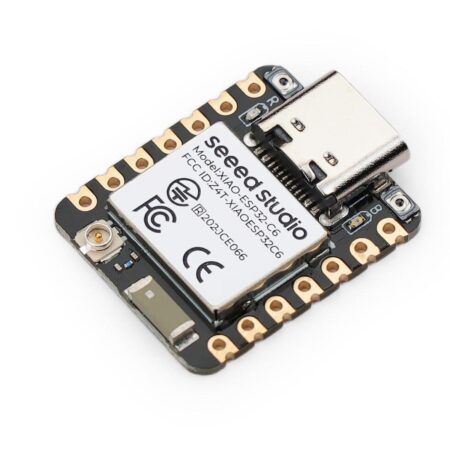 Seeed Studio XIAO ESP32-C6 fejlesztőpanel ferde nézetben USB-C aljzattal, fém árnyékolással, UFL antennacsatlakozóval, beépített antennával és kétoldali aranyozott forrasztópontokkal.