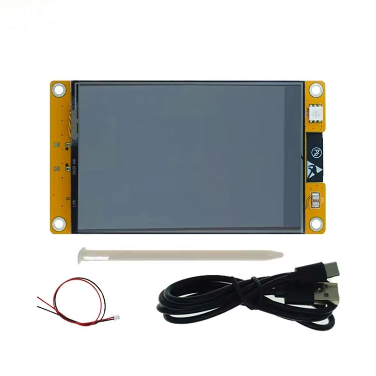 ESP32-3248S035R 3,5 colos kijelzőmodul sötét érintőfelülettel, mellette műanyag érintőceruza, fekete USB-kábel és kétvezetékes csatlakozókábel elektronikai fejlesztésekhez.
