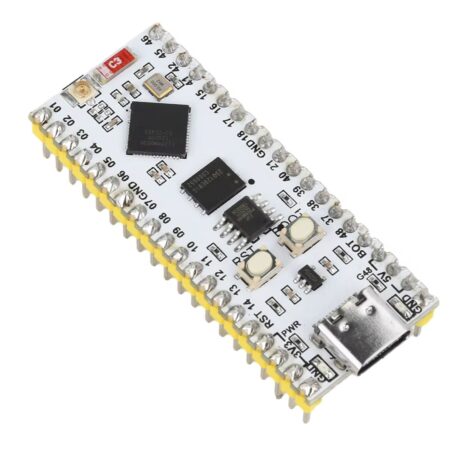 ESP32-S3 Nano fejlesztőmodul forrasztott pinlécekkel, USB-C csatlakozással, fekete áramköri lappal és Nano kiosztással, mikrokontrolleres IoT vezérléshez, breadboardon épített próbaösszeállításokban és szenzorbekötéseknél gyors beüzemeléshez a műhelyben.