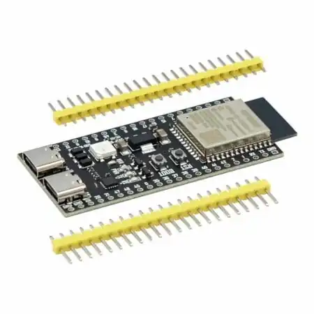 Közeli kép az ESP32-S3 panel két USB-C csatlakozójáról: egy natív USB OTG és egy UART-USB port. Fontos a programozáshoz és soros kommunikációhoz.