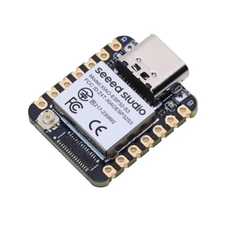 Seeed Studio XIAO ESP32-S3 fejlesztőpanel elölnézetben USB-C csatlakozóval, árnyékolt ESP32-S3 modullal, antennaaljzattal és kétoldali aranyozott csatlakozópadokkal.