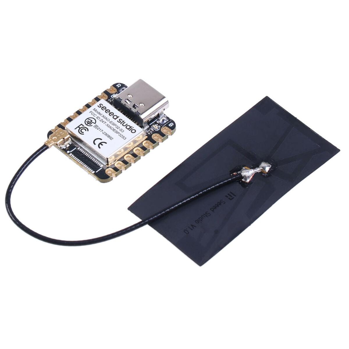 Kisméretű Seeed Studio XIAO ESP32-S3 mikrokontrolleres fejlesztőpanel USB-C porttal és castellated padekkel, nyomtatott vonalzó mellett a fizikai méret érzékeltetésére.