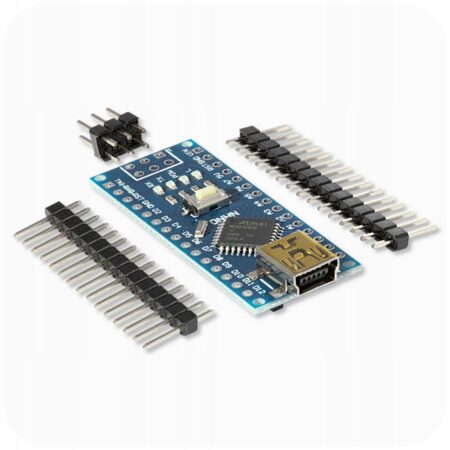 Kék AVR-Duino Nano fejlesztőpanel mini USB kábellel, ATmega328PB mikrokontrollerrel, CH340 illesztővel és tüskesorral, Arduino projekt kezdőknek, fehér háttéren, ferde nézetben, jól kivehető USB csatlakozóval és paneljelölésekkel.
