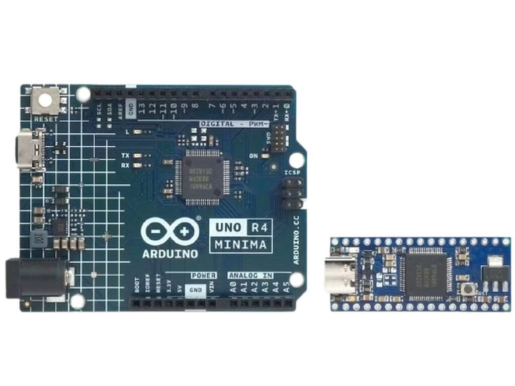 Arduino Nano R4 mikrokontroller‑panel Qwiic‑csatlakozóval és UNO R4 mérethasonlítással