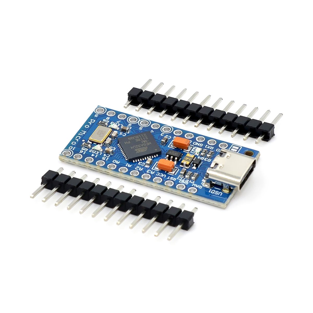 Kék Pro Micro fejlesztőpanel ATmega32U4 mikrovezérlővel, USB-C porttal, forrasztási furatokkal és külön tüskesorokkal Arduino kompatibilis projektekhez.