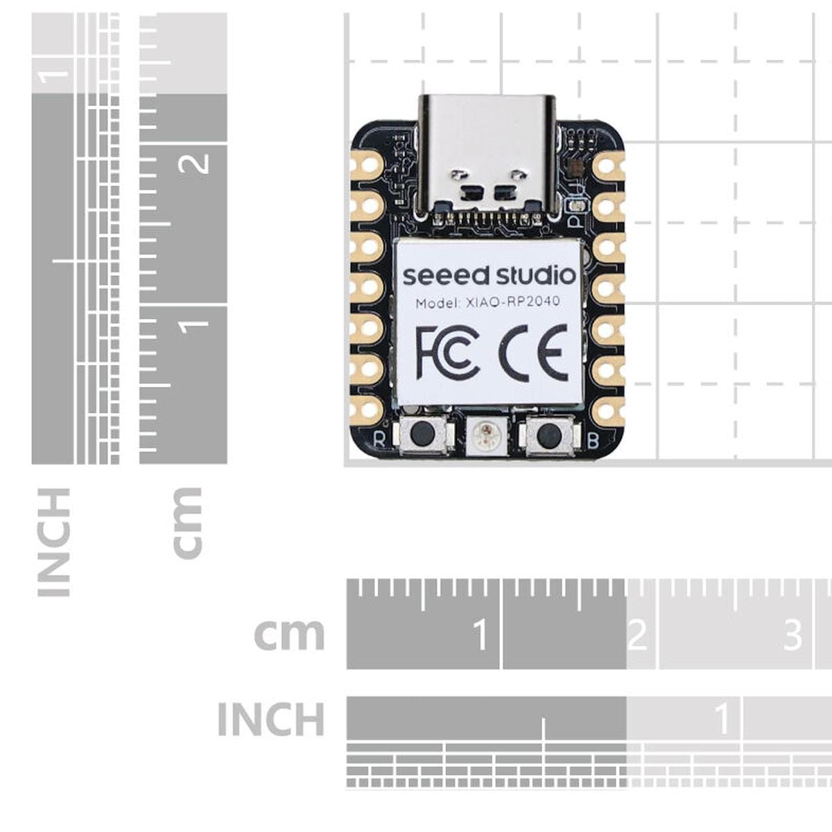 Seeed Studio XIAO RP2040 fejlesztőpanel centiméteres és hüvelykes mérőskálán, USB-C csatlakozóval, két nyomógombbal, RGB LED-del és oldalsó forrasztási pontokkal.