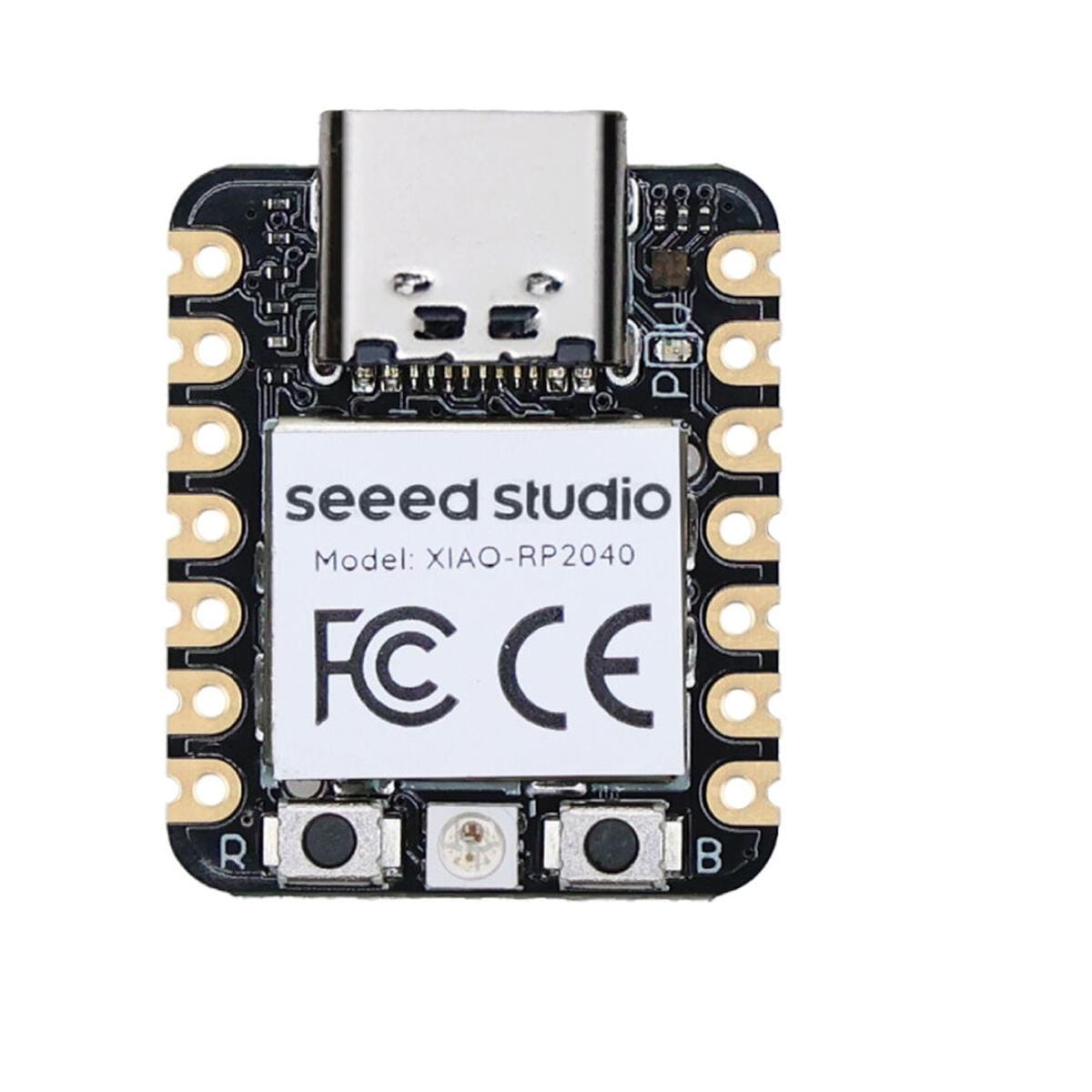 Seeed Studio XIAO RP2040 szemből, felül USB-C csatlakozóval, alul két nyomógombbal és középső RGB LED-del, két oldalon aranyozott csatlakozópontokkal.
