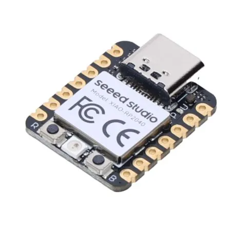 Seeed Studio XIAO RP2040 kompakt fejlesztőpanel ferde nézetben USB-C csatlakozóval, két nyomógombbal, középső RGB LED-del és kétoldali aranyozott forrasztási kontaktusokkal.