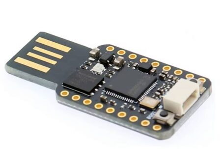 Kisméretű fejlesztőpanel — fekete PCB‑n RP2350A mikrovezérlő, rajta USB‑A csatlakozóval, soros portok és GPIO‑kimenetek láthatók, kompakt beágyazott rendszerekhez ideális.