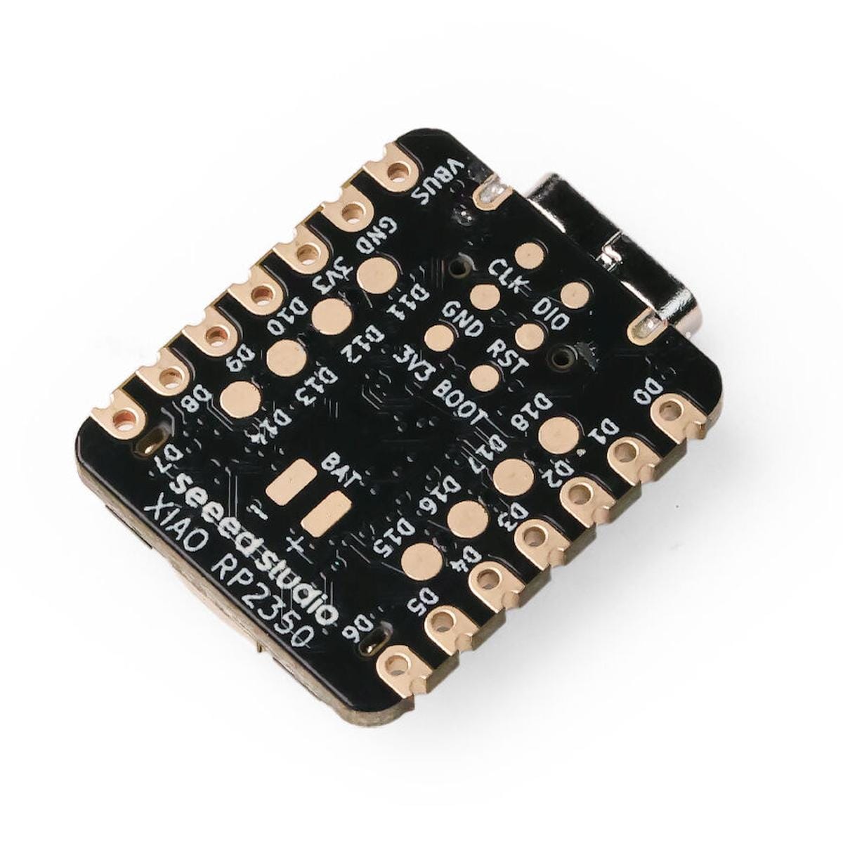 Seeed Studio XIAO RP2350 hátoldala ferde nézetben, kétoldali aranyozott padokkal, középső CLK, DIO, GND, RST, 3V3 és BOOT tesztpontokkal.