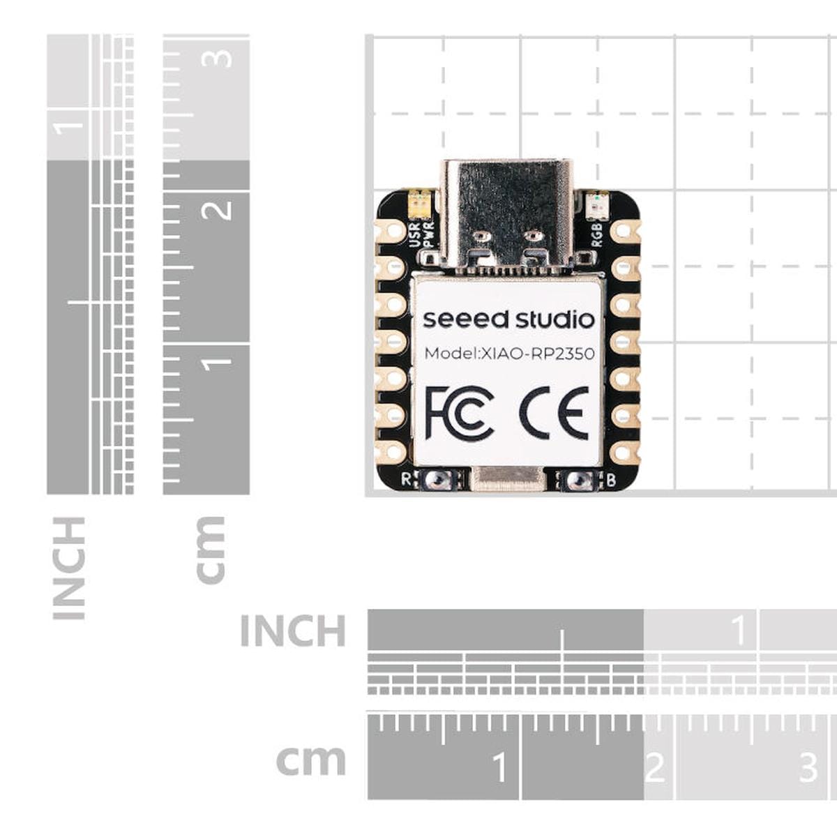 Seeed Studio XIAO RP2350 fejlesztőpanel centiméteres és hüvelykes mérőskála mellett, felül USB-C csatlakozóval, oldalsó forrasztási pontokkal, alul két apró nyomógombbal.