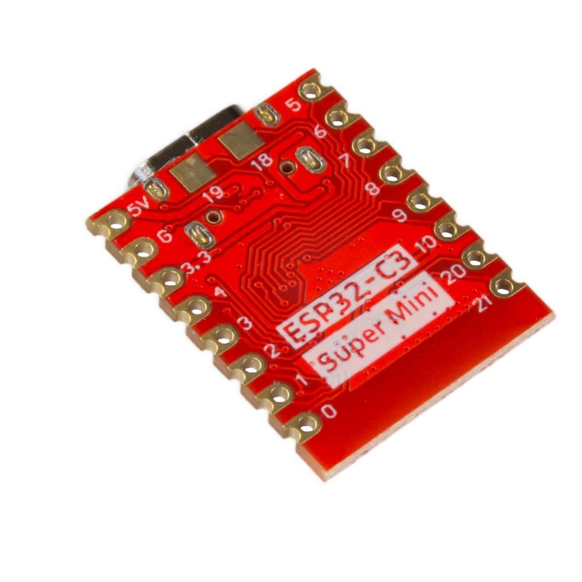 ESP32-C3 Super Mini panel hátoldala ferde nézetből, piros nyákon futó vezetősávokkal, számozott forrpontokkal és azonosító felirattal, olyan projektekhez, ahol fontos a forrasztási oldal áttekintése és beépítési ellenőrzés.