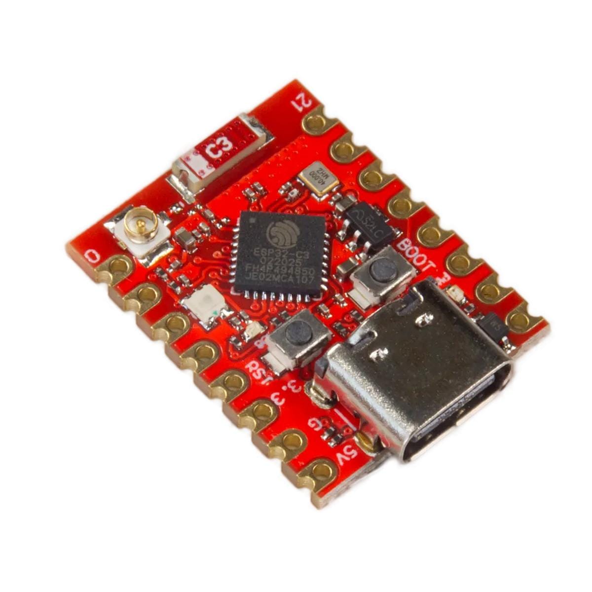 Ferdeszögből fotózott ESP32-C3 SuperMini Plus panel USB-C csatlakozóval, két nyomógombbal, QFN tokozású mikrokontrollerrel, SMD alkatrészekkel és U.FL antennaaljzattal, kompakt IoT fejlesztőpanel prototípusokhoz és vezeték nélküli kísérletekhez.