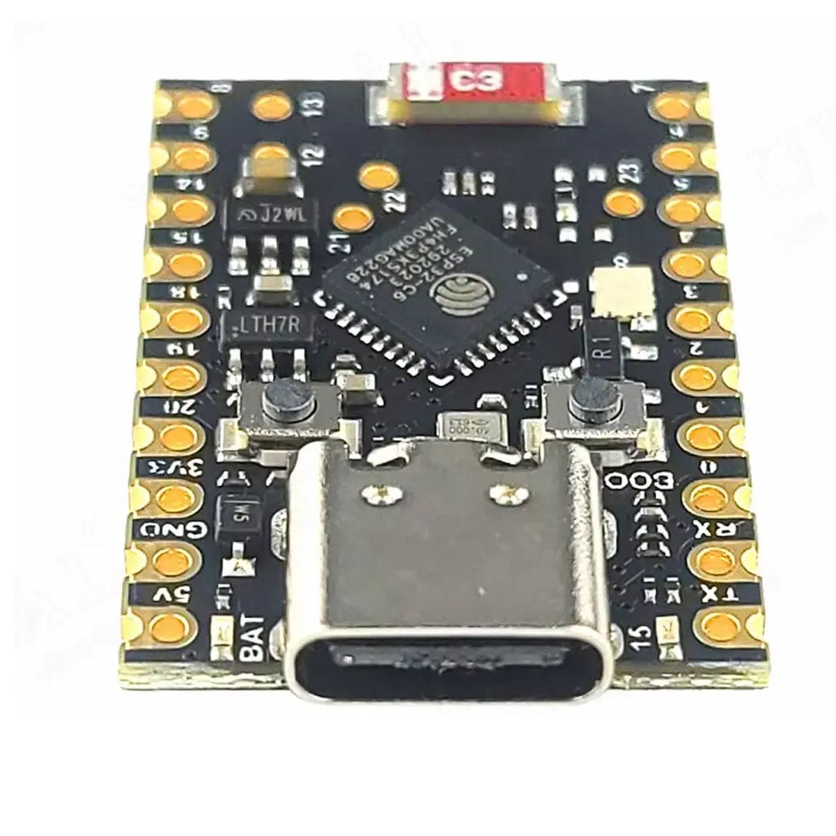 ESP32-C6 SuperMini fejlesztőpanel USB-C csatlakozóval, aranyszínű forrpontokkal és külön tüskesorokkal, kompakt Wi-Fi 6 mikrokontrolleres projektekhez mérőskálán fotózva.