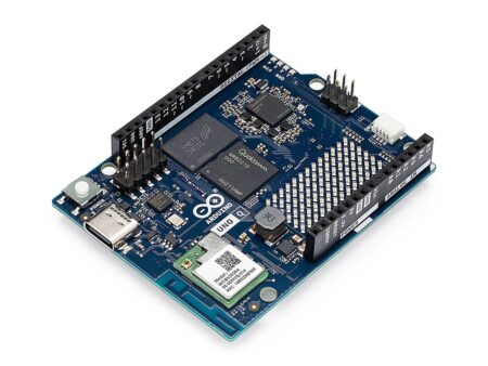 Közelkép egy AI- és IoT-kompatibilis Arduino UNO Q fejlesztői lapról Qualcomm Dragonwing processzorral.