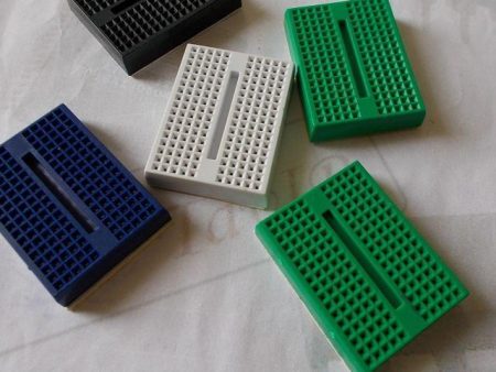 Breadboard (dugdosó próbapanel; 170 lyuk, színes)