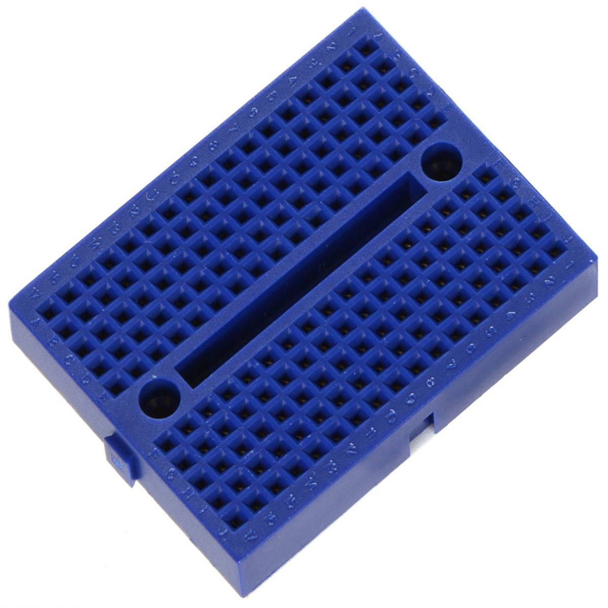 Színes, 170 lyukas mini breadboard próbapanelek világos felületen, forrasztás nélküli elektronikai prototípus breadboardon készítéséhez és Arduino projekt kezdőknek.
