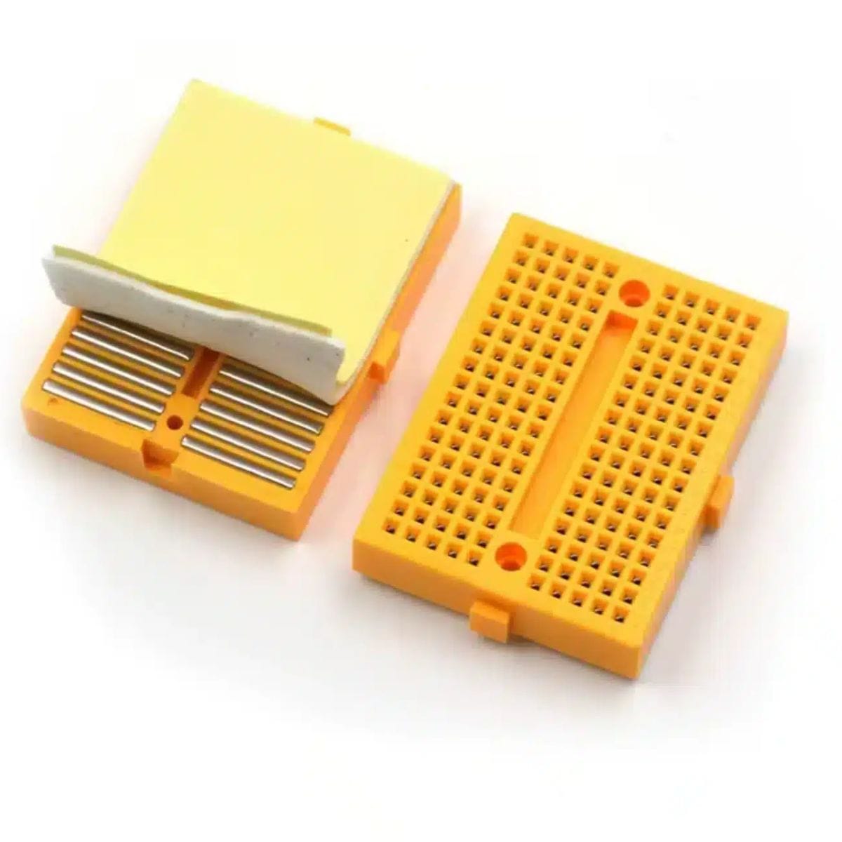 Több színű 170 lyukas breadboard próbapanel asztalon, elektronikai prototípus breadboardon építéséhez, kezdő mikrokontrolleres kísérletekhez.