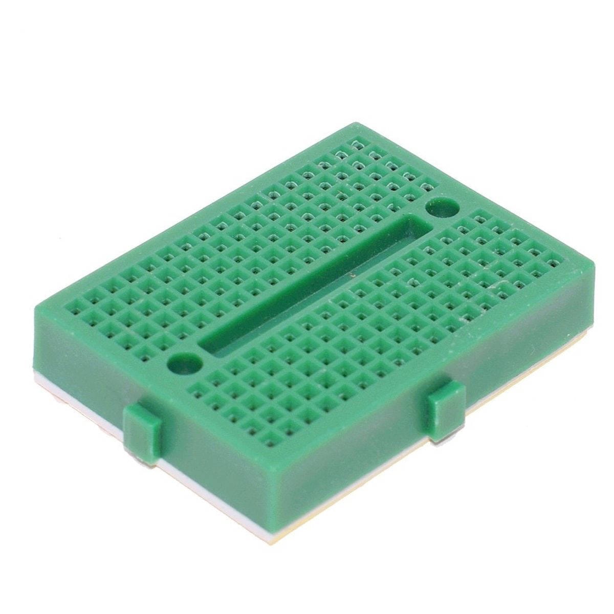 Sötétkék mini breadboard közeli felvételen, 170 lyukas próbapanel forrasztás nélküli Arduino projekt kezdőknek témához.