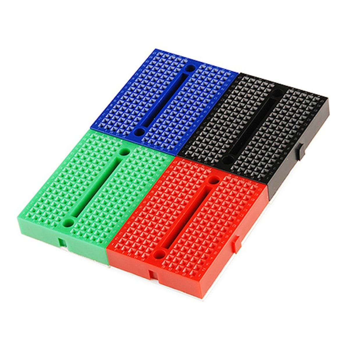 Üres, színes mini breadboard próbapanelek világos felületen, szenzor bekötése Arduino panelhez előkészítő munkákhoz.