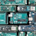 Különböző típusú Arduino táblák, például Arduino Uno, Mega és Nano, amelyek segítenek a legjobb választás megtalálásában az elektronikai projektekhez