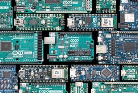 Különböző típusú Arduino táblák, például Arduino Uno, Mega és Nano, amelyek segítenek a legjobb választás megtalálásában az elektronikai projektekhez