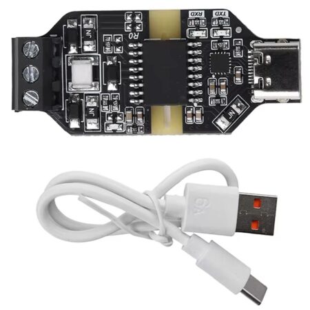 Galvanikusan leválasztott USB–RS485 illesztő fekete áramköri lappal, USB-C csatlakozóval, hárompólusú csavaros sorkapoccsal és mellékelt USB-kábellel ipari soros kommunikáció kialakításához.