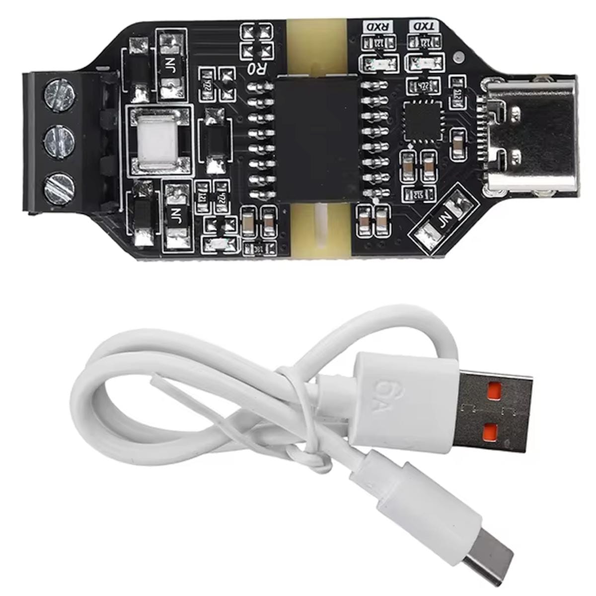 Galvanikusan leválasztott USB–RS485 illesztő fekete áramköri lappal, USB-C csatlakozóval, hárompólusú csavaros sorkapoccsal és mellékelt USB-kábellel ipari soros kommunikáció kialakításához.