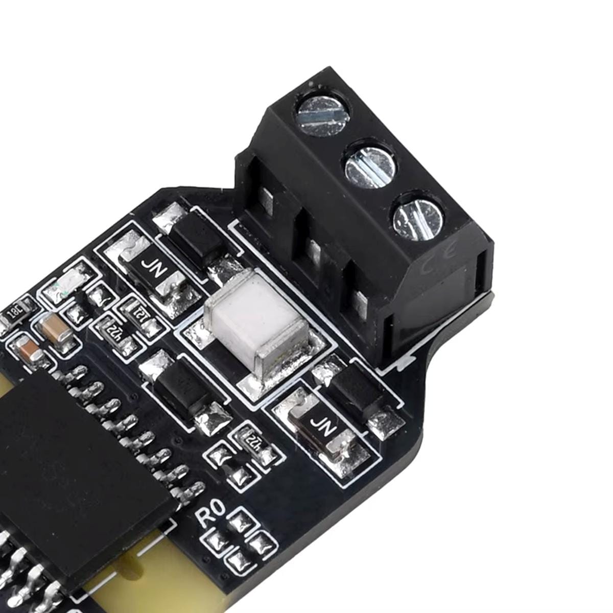 USB–RS485 illesztő hárompólusú csavaros sorkapcsa közelről, körülötte túlfeszültség-védelmi alkatrészekkel és a galvanikusan leválasztott panel RS485 oldali áramköri részével, terepi vezetékek csatlakoztatásához.