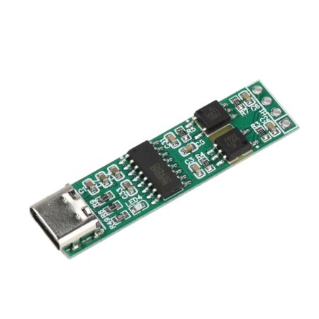 Zöld CH340 USB–TTL UART átalakító ferde nézetben, USB-C aljzattal, két optocsatolóval és négy forrasztható csatlakozási ponttal galvanikusan leválasztott soros adatkapcsolathoz.