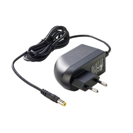 Fekete 12 V 2 A hálózati dugasztáp európai villásdugóval, hosszú kábellel és 5,5/2,5 mm-es hengeres DC csatlakozóval elektronikai eszközök táplálásához.