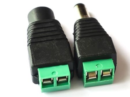Csavaros 5,5 / 2,1 mm DC tápdugó és aljzat egy párban, apa‑anya kivitel, fém csatlakozók és rögzítőcsavarokkal.