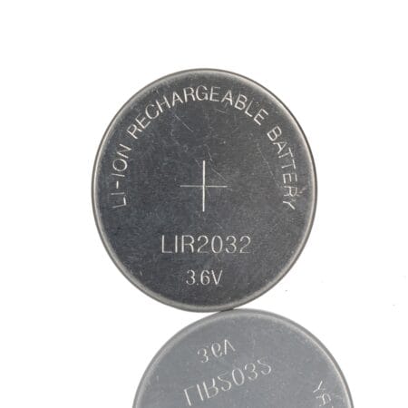 Egy darab LIR2032 3.6V újratölthető gombelem közelről fotózva, fényes fém felülettel és kör alakú feliratozással. Kis méretű lithium-ion coin battery tartalék energiaellátáshoz és elektronikai modulokhoz.