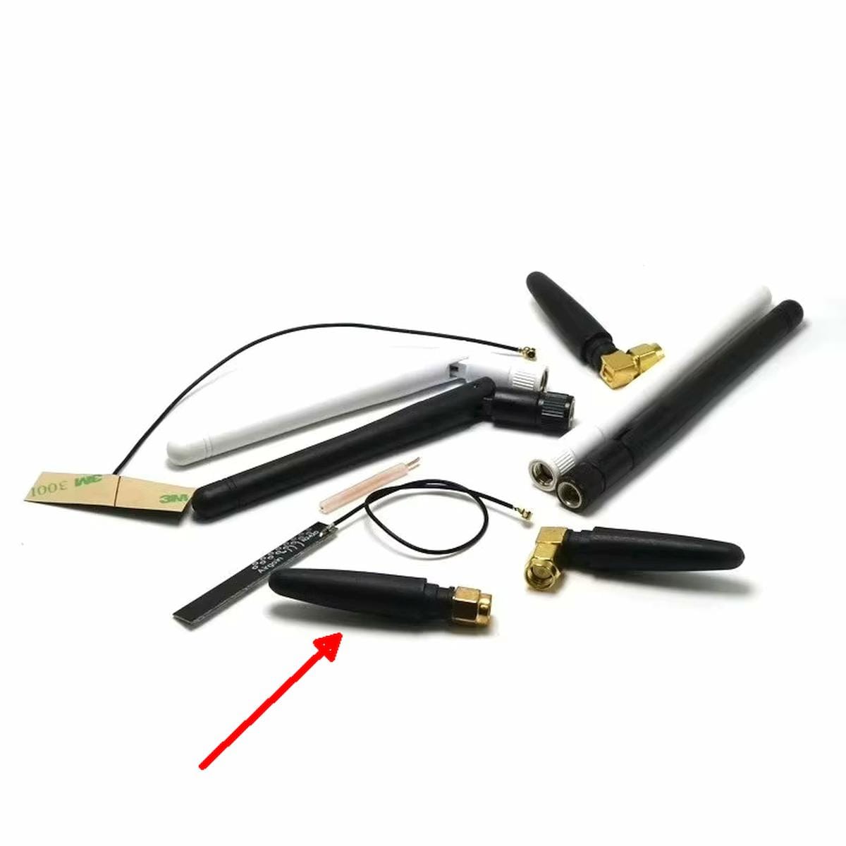 Két fekete, 52 mm-es 2,4 GHz-es antenna aranyszínű RP-SMA male csatlakozóval, nagyított csatlakozórészlettel és a méretet, frekvenciát valamint csatlakozótípust feltüntető jelölésekkel látható egymás mellett.