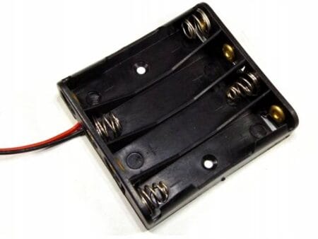 Fekete, 4 darab AA elemhez való műanyag elemtartó vezetékes kimenettel, 6 voltos mikrokontrolleres vagy Arduino tápellátáshoz