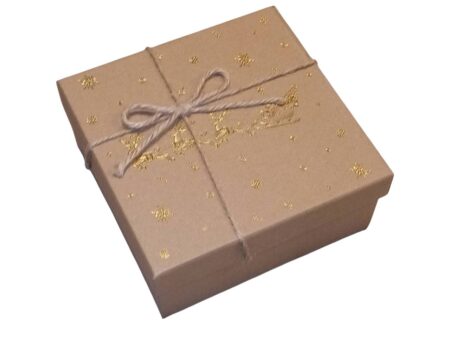 Kézzel átkötött, barna karácsonyi díszdoboz aranyszínű, csillogó szán-mintával, tökéletes elektronikai ajándékcsomagoláshoz.