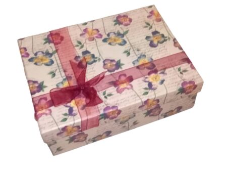 Virágmintás, leemelhető fedelű ajándékdoboz bordó organzaszalaggal, 23×17×7 cm méretben, ideális elektronikai vagy DIY ajándék stílusos csomagolásához.