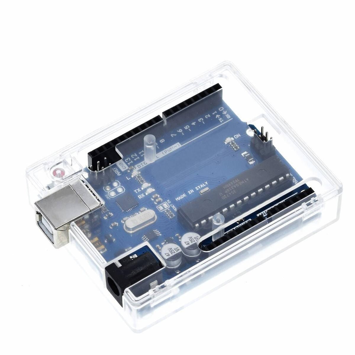 Áttetsző ABS tokozat UNO R3 fejlesztőpanelhez, oldalsó csatlakozónyílásokkal és hozzáférhető pinfejekkel, amely kábelezés közben is védi az Arduino panel alsó és felső részét.