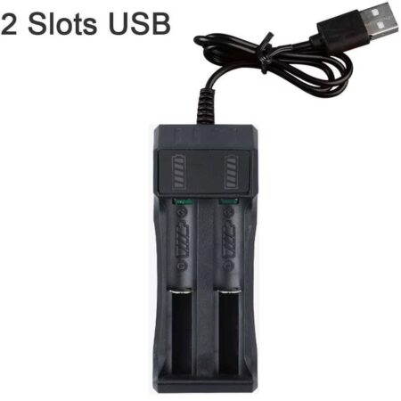 Fekete, kétfoglalatos USB Li-ion akkumulátor töltő USB-A kábellel, fehér háttéren, 18650 és 14500 cellákhoz, két üres akkufoglalattal.