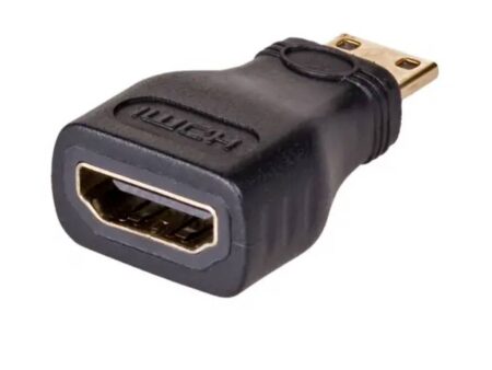 Egy fekete HDMI anya – mini HDMI apa adapter, amely különböző digitális eszközök, például kamerák és mini PC-k HDMI csatlakoztatását segíti elő.