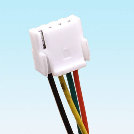 JST-GH 1.25 mm-es, 4 pines szerelt anya csatlakozó színes vezetékekkel, világos háttéren. A 20 cm-es micro lengő kábel Arduino, mikrokontroller, IMU, GPS és szenzormodulok kompakt bekötéséhez használható.