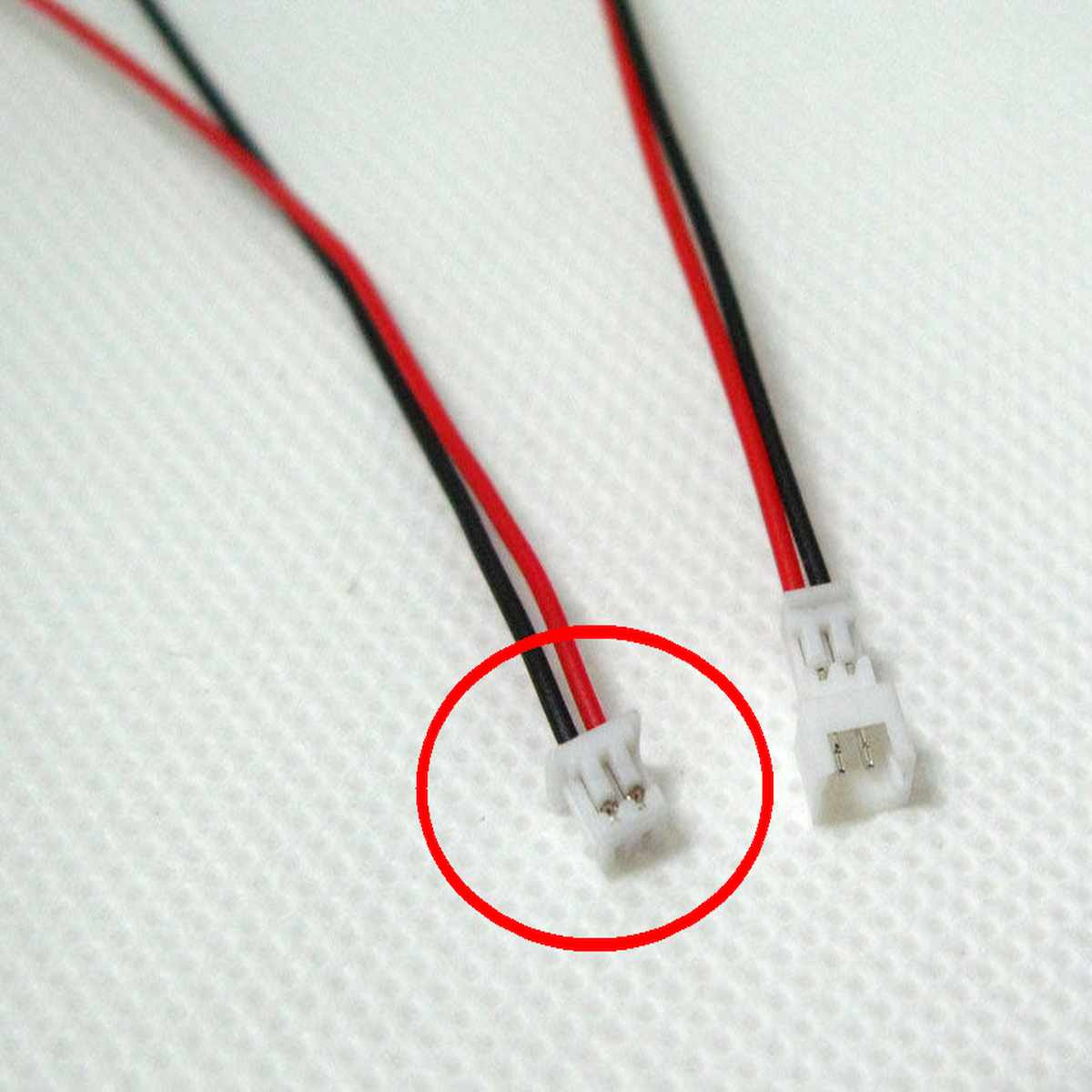 Szerelt JST-GH anya csatlakozó 2 pólusú kivezetéssel, 20 cm-es vezetéken, szabad kábelvéggel.