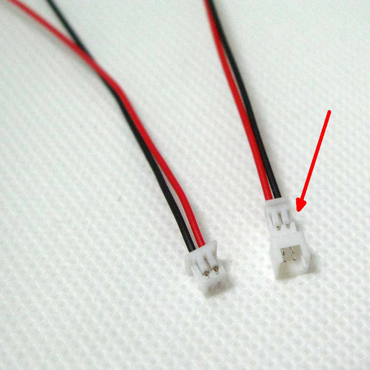 JT-A1250 1.25 mm-es, 2 pines micro csatlakozók piros-fekete kábelkötegben, apa és anya jelöléssel. A kép segít az A1250/JST-GH csatlakozó azonosításában Arduino, drón, robotikai és mikrokontrolleres felhasználáshoz.