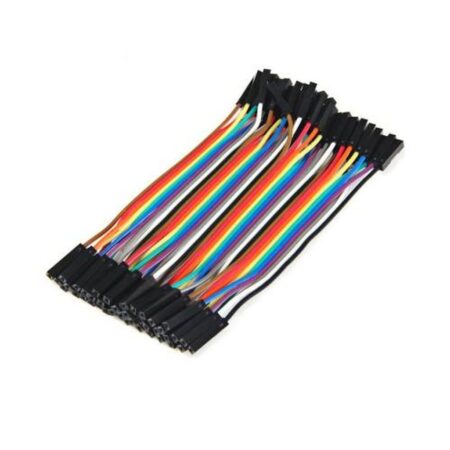Fekete hüvelyes csatlakozók sorakoznak színes, rövid Dupont vezetékeken, 40 eres anya-anya jumperkábelként mikrokontrolleres vezérlés és szenzor bekötése Arduino panelhez témához, breadboardos próbaáramkörökben, jól elkülöníthető színekkel.