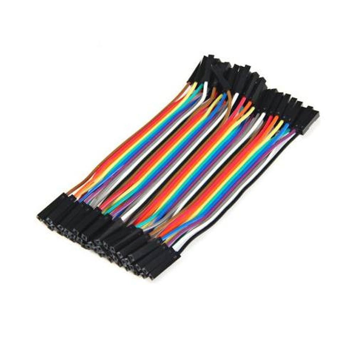 Fekete hüvelyes csatlakozók sorakoznak színes, rövid Dupont vezetékeken, 40 eres anya-anya jumperkábelként mikrokontrolleres vezérlés és szenzor bekötése Arduino panelhez témához, breadboardos próbaáramkörökben, jól elkülöníthető színekkel.