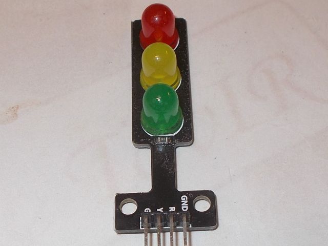 LED jelzőlámpa-modell (traffic light - piros, sárga, zöld)