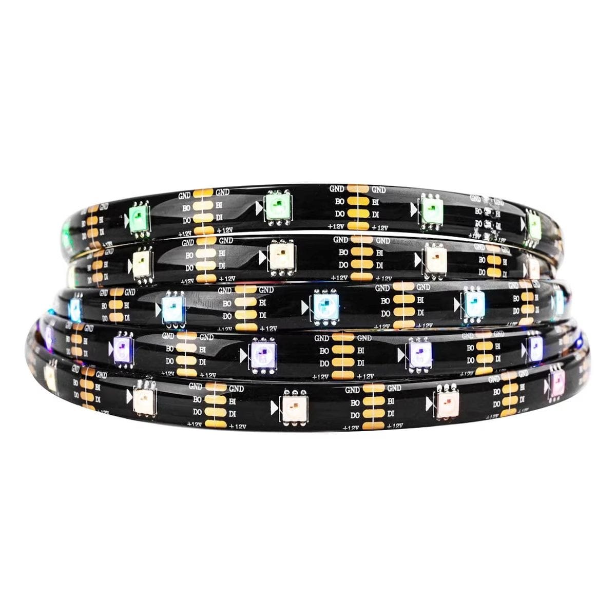 Működés közben fényképezett vízálló címezhető LED-szalag, sokszínű RGB fényekkel, tekercselt formában és kiterítve, sötét felületen, Arduino vagy ESP alapú világításvezérléshez.