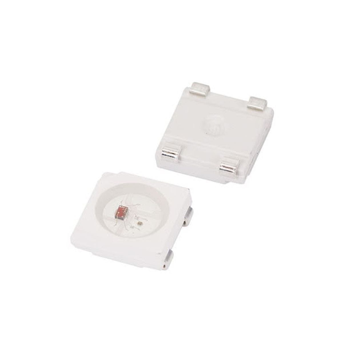 Közelről fotózott fehér WS2812B címezhető LED SMD kivitelben, előlapi optikai résszel és hátoldali érintkezőkkel, Arduino világítási projektekhez.