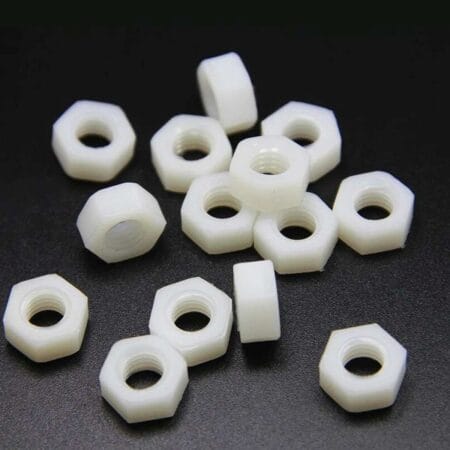 M3 méretű fehér műanyag anya nylon PA66 anyagból, precíz rögzítéshez elektronikai és barkács projektekben.